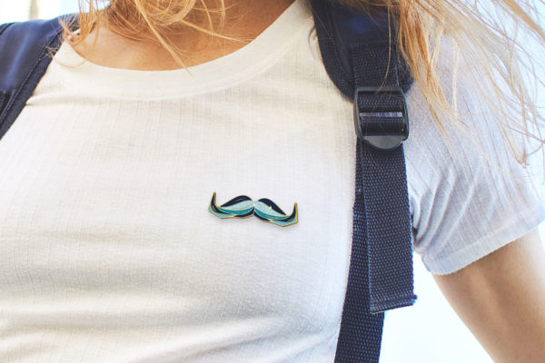 Pin's émaillé - Moustache bleu soutien Movember made in France