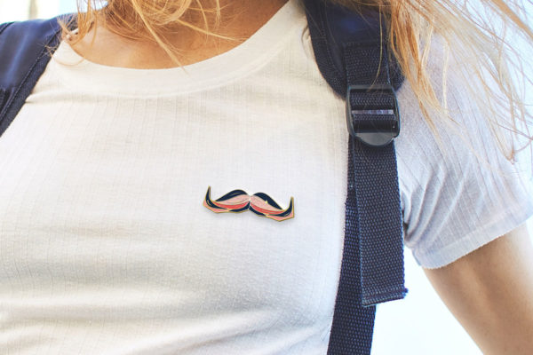 Pin's émaillé - Moustache rose soutien Movember made in France